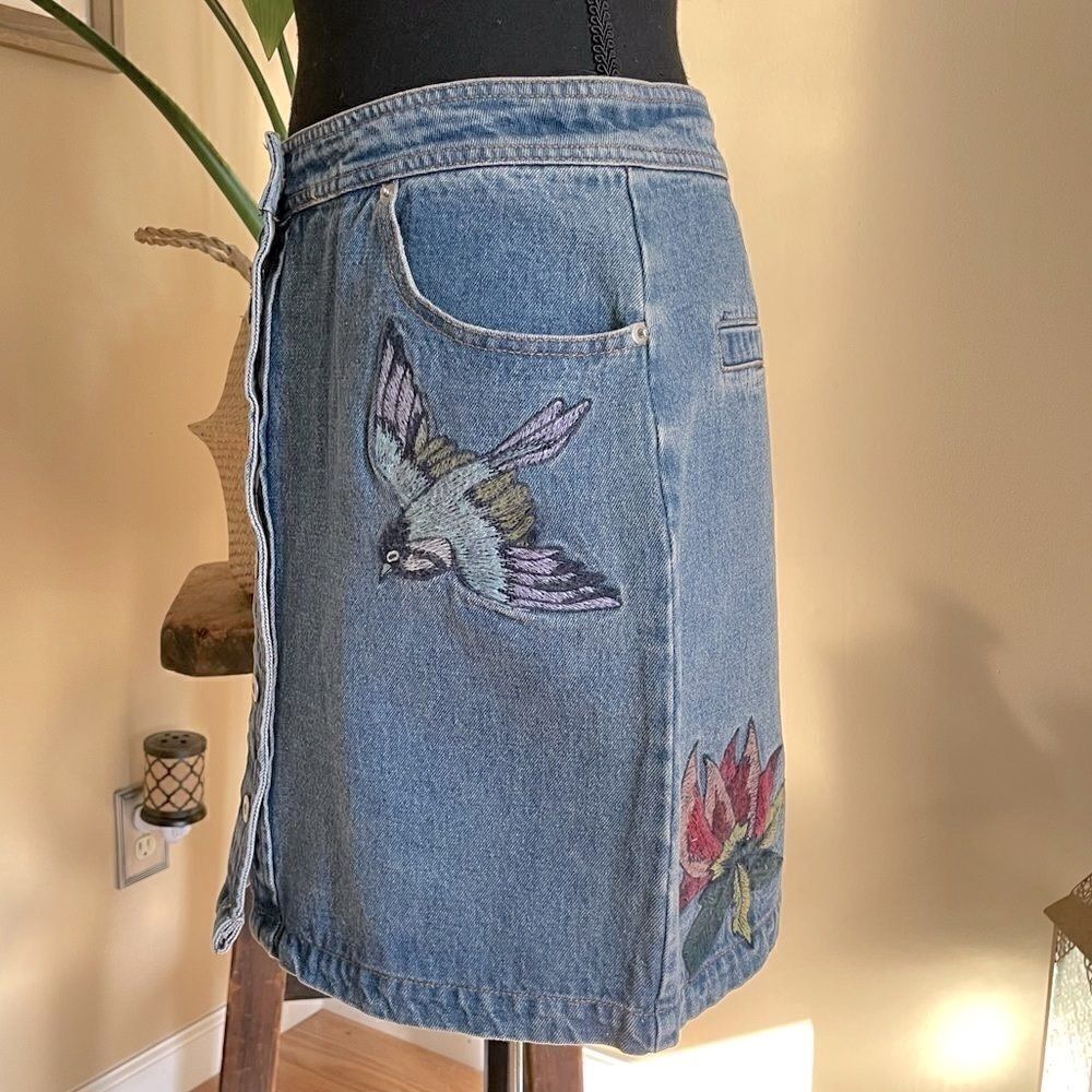 ð
ºEMBROIDERED Denim Mini Skirt - Picture 6 of 13
